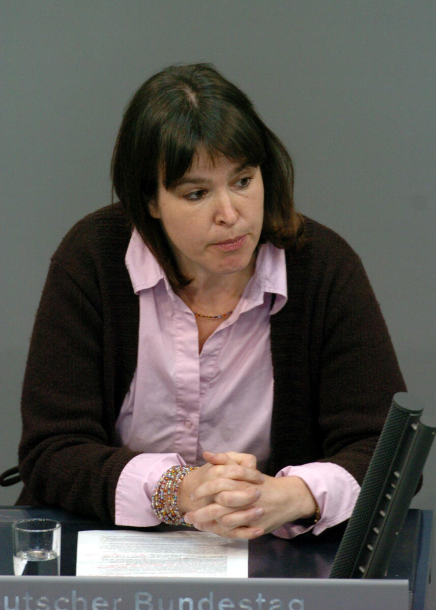 Hänsel, Heike Heike Hänsel, DIE LINKE, Bundestagsabgeordnete, Abgeordnete, Mitglied des Deutschen Bundestages, MdB, Rede, Deutscher Bundestag, 79. Sitzung, TOP 4, Thema: Entwicklungspolitik, Redner 7.; Rednerpult.