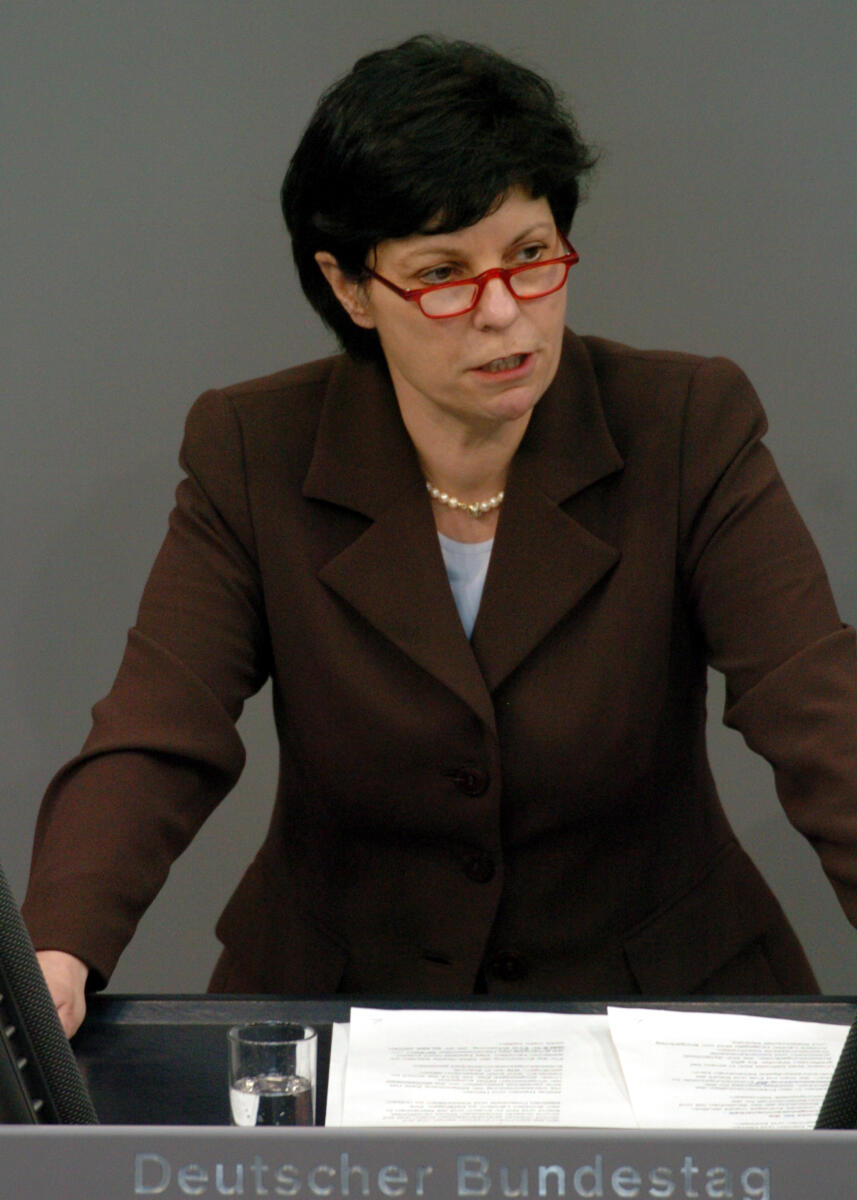 Hübinger, Anette Anette Hübinger, CDU/CSU, Bundestagsabgeordnete, Abgeordnete, Mitglied des Deutschen Bundestages, MdB, Rede, Deutscher Bundestag, 79. Sitzung, TOP 4, Thema: Entwicklungspolitik, Redner 8.; Rednerpult.