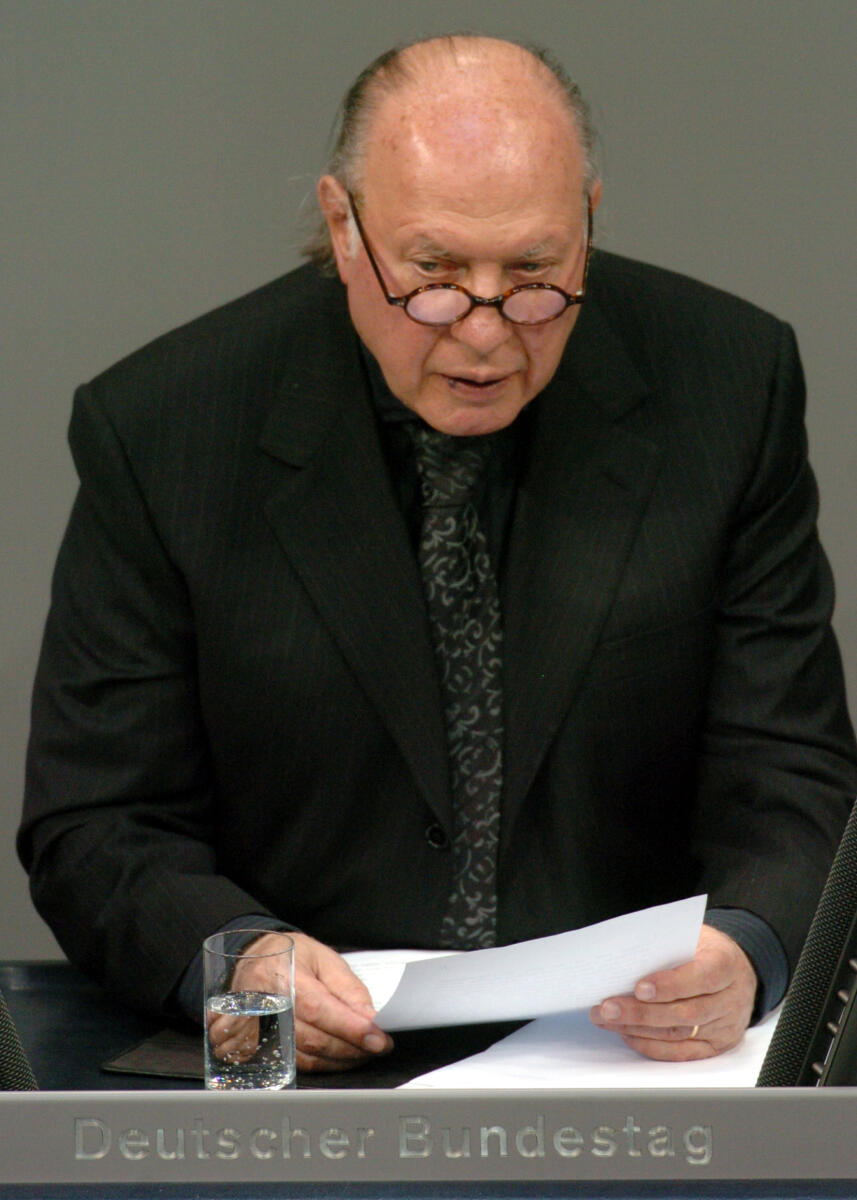 Kertész, Imre Anlässlich des Tages des Gedenkens an die Opfer des Nationalsozialismus tritt der Deutsche Bundestag zu einer Gedenkstunde im Reichstagsgebäude zusammen. Hier eine Lesung von Imre Kertész aus dem "Kaddisch für ein nicht geborenes Kind".