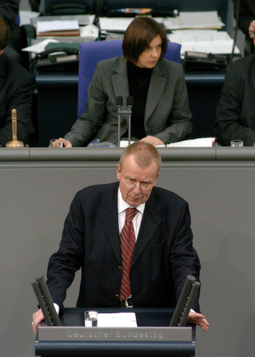 Ruprecht Polenz, CDU/CSU, Bundestagsabgeordneter, Abgeordneter, Mitglied des Deutschen Bundestages, MdB, Rede, Deutscher Bundestag, 77. Sitzung, ZP 7, Thema: Tornado-Einsatz in Afghanistan. Vorsitz: Bundestagsvizepräsidentin Katrin Göring-Eckardt, Bündnis 90/Die Grünen.; Rednerpult. Polenz, Ruprecht Ruprecht Polenz, CDU/CSU, Bundestagsabgeordneter, Abgeordneter, Mitglied des Deutschen Bundestages, MdB, Rede, Deutscher Bundestag, 77. Sitzung, ZP 7, Thema: Tornado-Einsatz in Afghanistan. Vorsitz: Bundestagsvizepräsidentin Katrin Göring-Eckardt, Bündnis 90/Die Grünen.; Rednerpult.