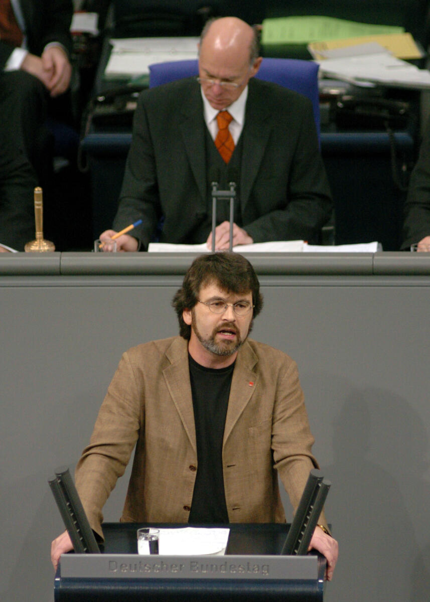 Röspel, René; Lammert, Norbert Rene Röspel, SPD, Bundestagsabgeordneter, Abgeordneter, Mitglied des Deutschen Bundestages, MdB, Rede, Deutscher Bundestag, 76. Sitzung, TOP 4, ZP 2, Thema: Forschungsrahmenprogramm der EU. Vorsitz: Bundestagspräsident Dr. Norbert Lammert, CDU/CSU.; Rednerpult.