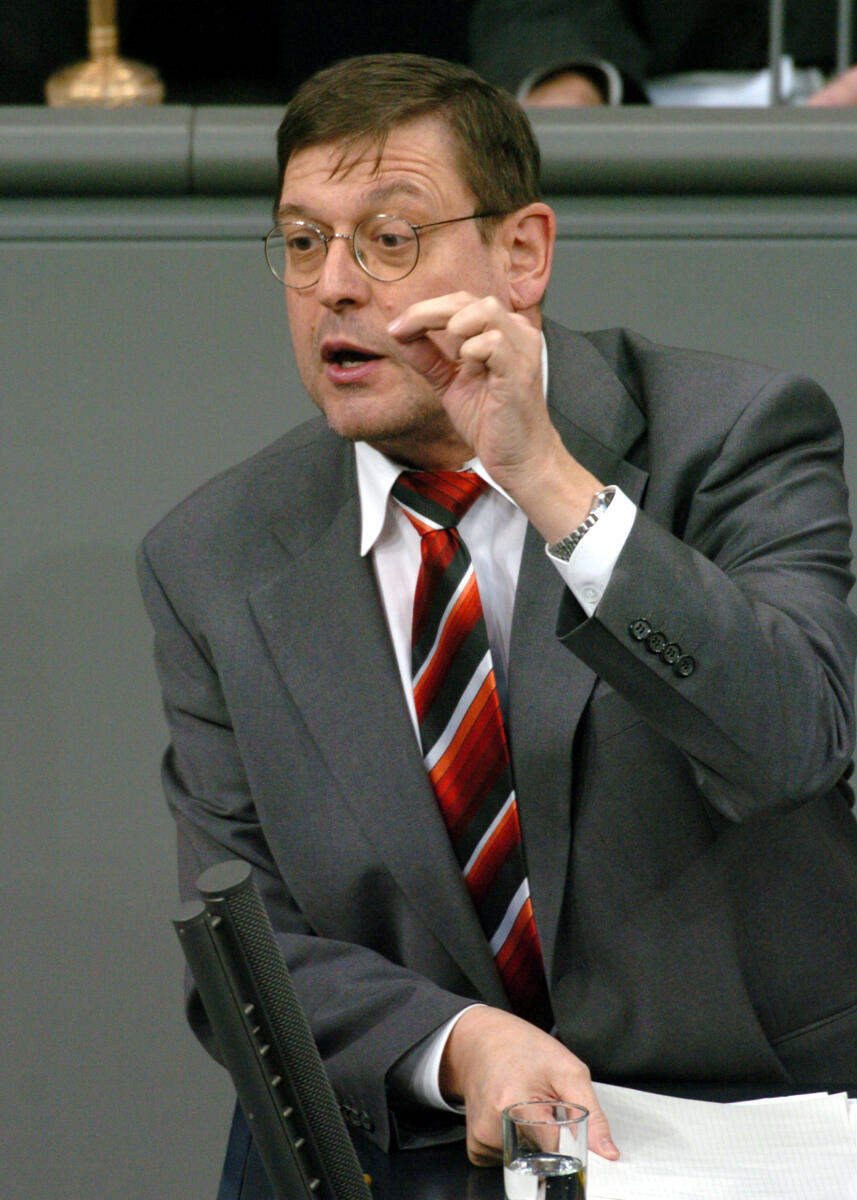 Tauss, Jörg Jörg Tauss, SPD, Bundestagsabgeordneter, Abgeordneter, Mitglied des Deutschen Bundestages, MdB, Rede, Deutscher Bundestag, 76. Sitzung, TOP 4, ZP 2, Thema: Forschungsrahmenprogramm der EU, Redner 11.; Rednerpult.