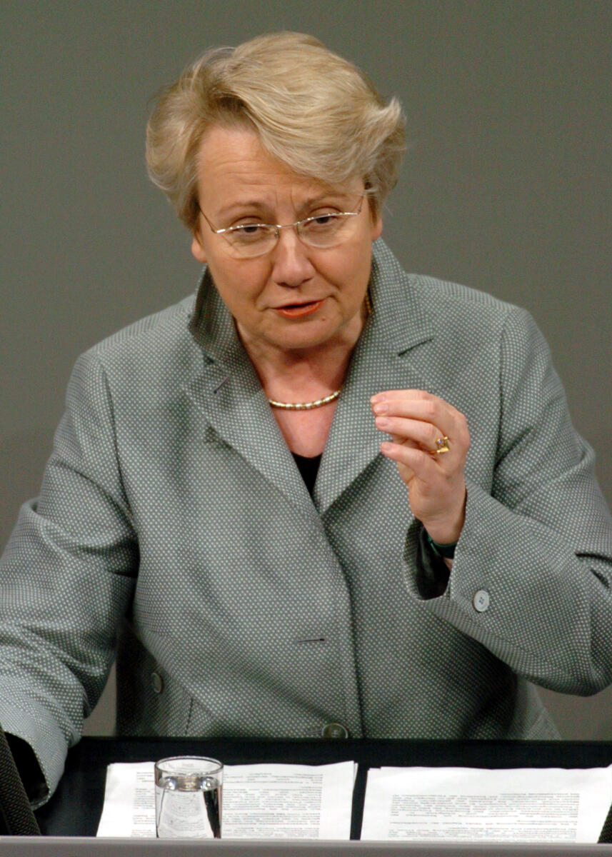 Dr. Annette Schavan, CDU/CSU, BMin., Bundestagsabgeordnete, Abgeordnete, Mitglied des Deutschen Bundestages, MdB, Rede, Deutscher Bundestag, 76. Sitzung, TOP 4, ZP 2, Thema: Forschungsrahmenprogramm der EU, Redner 1.; Rednerpult. Schavan, Annette Dr. Annette Schavan, CDU/CSU, BMin., Bundestagsabgeordnete, Abgeordnete, Mitglied des Deutschen Bundestages, MdB, Rede, Deutscher Bundestag, 76. Sitzung, TOP 4, ZP 2, Thema: Forschungsrahmenprogramm der EU, Redner 1.; Rednerpult.