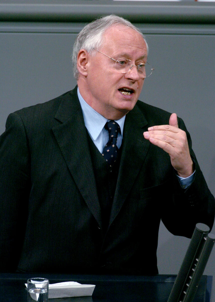 Oskar Lafontaine, DIE LINKE., Bundestagsabgeordneter, Abgeordneter, Mitglied des Deutschen Bundestages, MdB, Rede, Deutscher Bundestag, 73. Sitzung, TOP 4, Thema: EU-Ratspräsidentschaft und Vorlagen, Redner 4.; Rednerpult. Lafontaine, Oskar Oskar Lafontaine, DIE LINKE., Bundestagsabgeordneter, Abgeordneter, Mitglied des Deutschen Bundestages, MdB, Rede, Deutscher Bundestag, 73. Sitzung, TOP 4, Thema: EU-Ratspräsidentschaft und Vorlagen, Redner 4.; Rednerpult.