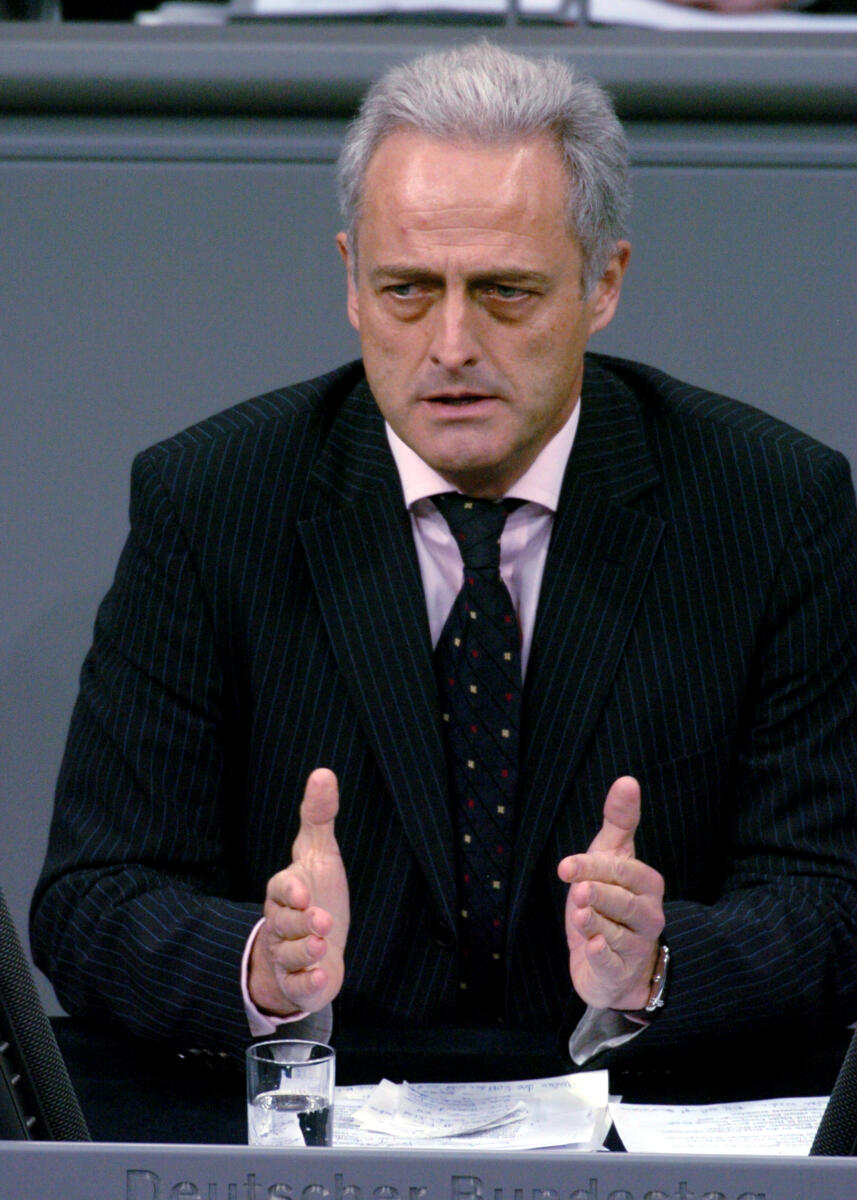 Ramsauer, Peter Dr. Peter Ramsauer, CDU/CSU, Bundestagsabgeordneter, Abgeordneter, Mitglied des Deutschen Bundestages, MdB, Rede, Deutscher Bundestag, 73. Sitzung, TOP 4, Thema: EU-Ratspräsidentschaft und Vorlagen, Redner 5.; Rednerpult.