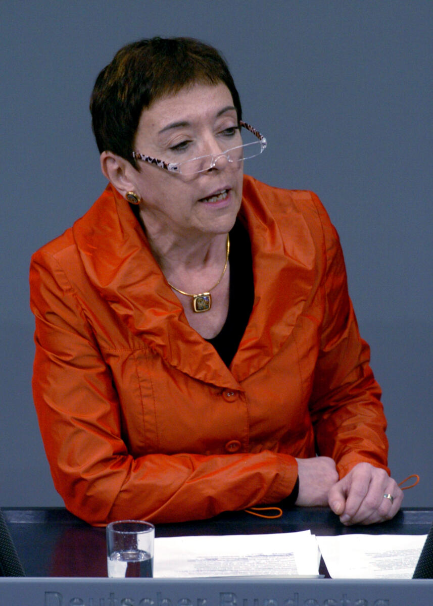 Akgün, Lale Dr. Lale Akgün, SPD, Bundestagsabgeordnete, Abgeordnete, Mitglied des Deutschen Bundestages, MdB, Rede, Deutscher Bundestag, 73. Sitzung, TOP 4, Thema: EU-Ratspräsidentschaft und Vorlagen, Redner 11.; Rednerpult.