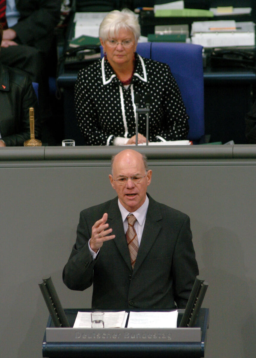 Lammert, Norbert; Hasselfeldt, Gerda Dr. Norbert Lammert, CDU/CSU, Rede, Deutscher Bundestag, 63.Sitzung, TOP 04, Thema: Ethikrat; Vorsitz: Bundestagsvizepräsidentin Gerda Hasselfeldt, CDU/CSU.; Rednerpult, Bundestagsabgeordneter, Abgeordneter