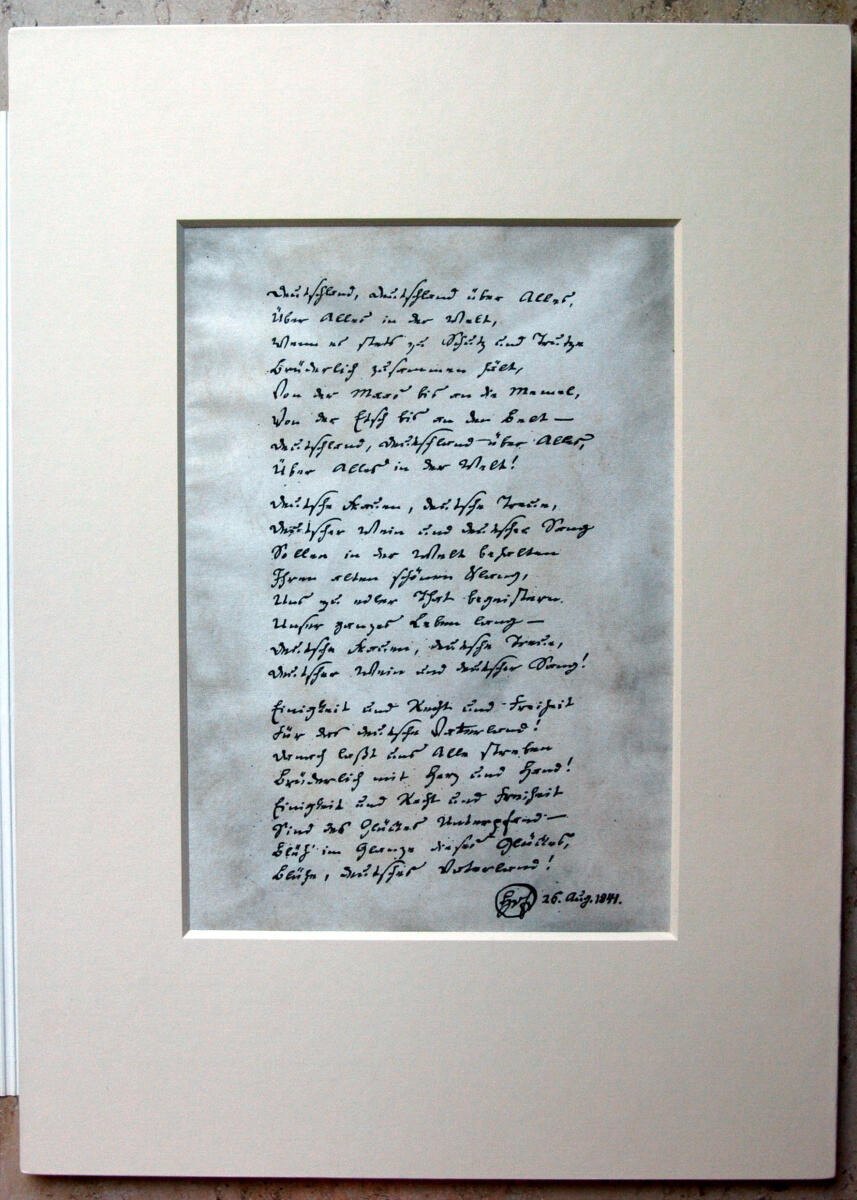  Lied der Deutschen von Hoffmann von Fallersleben (1798-1874) als Faksimile. Dieser Text der Nationalhymne ist  in einer Vitrine im Reichstagsgebäude zu sehen.