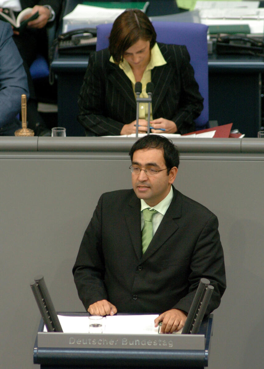 Nouripour, Omid; Göring-Eckardt, Katrin Omid Nouripour, Bündnis90/Die Grünen, Rede, Deutscher Bundestag, 54.Sitzung, TOP 04, Thema:  Regierungserklärung "Deutsche Inslamkonferenz"; Vorsitz: Bundestagsvizepräsidentin Katrin Göring-Eckardt, Bündnis 90/Die Grünen. Rednerpult