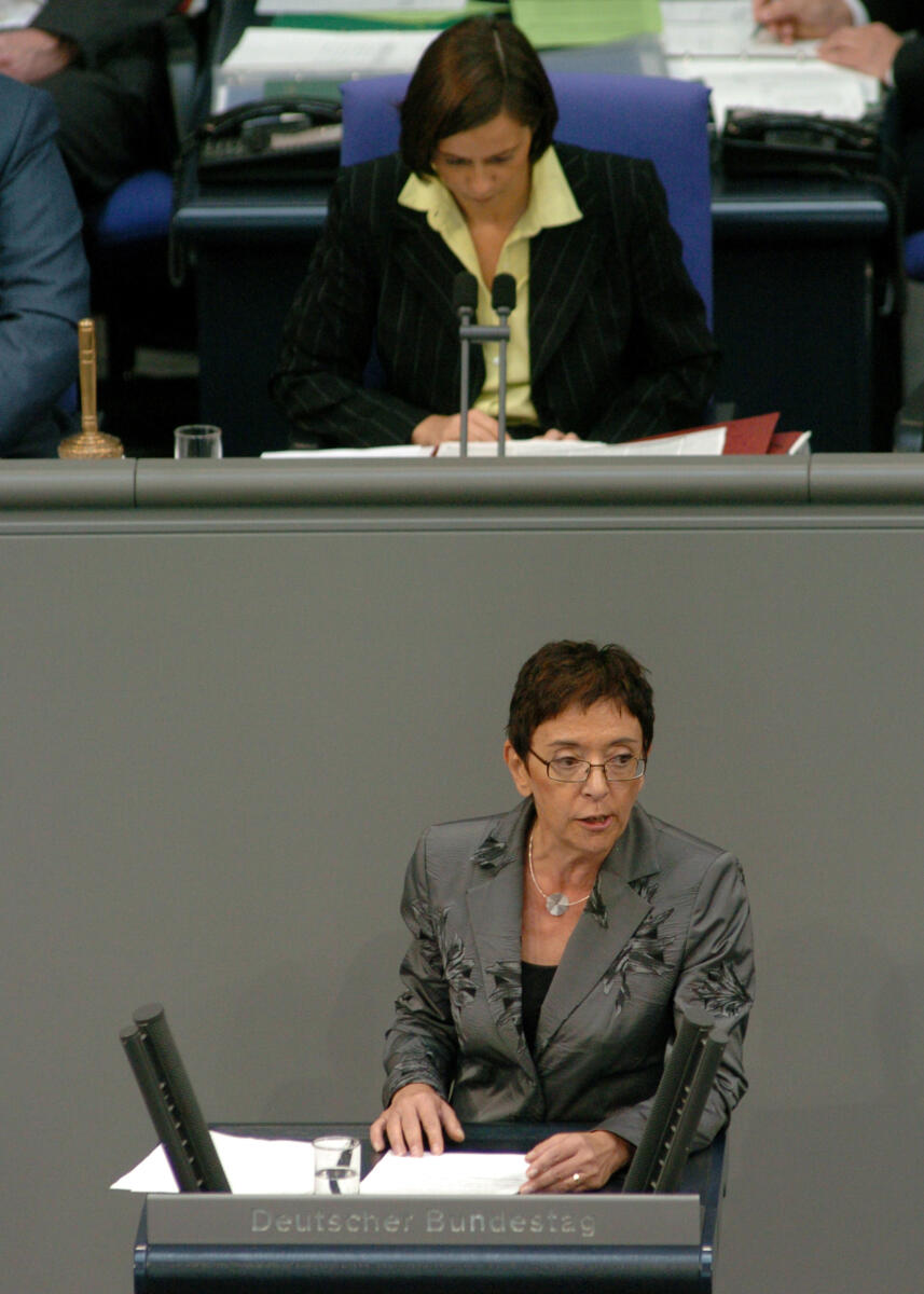 Dr. Lale Akgün, SPD, Rede, Deutscher Bundestag, 54.Sitzung, TOP 04, Thema: Regierungserklärung "Deutsche Inslamkonferenz"; Vorsitz: Bundestagsvizepräsidentin Katrin Göring-Eckardt, Bündnis 90/Die Grünen. Rednerpult Akgün, Lale; Göring-Eckardt, Katrin Dr. Lale Akgün, SPD, Rede, Deutscher Bundestag, 54.Sitzung, TOP 04, Thema: Regierungserklärung "Deutsche Inslamkonferenz"; Vorsitz: Bundestagsvizepräsidentin Katrin Göring-Eckardt, Bündnis 90/Die Grünen. Rednerpult