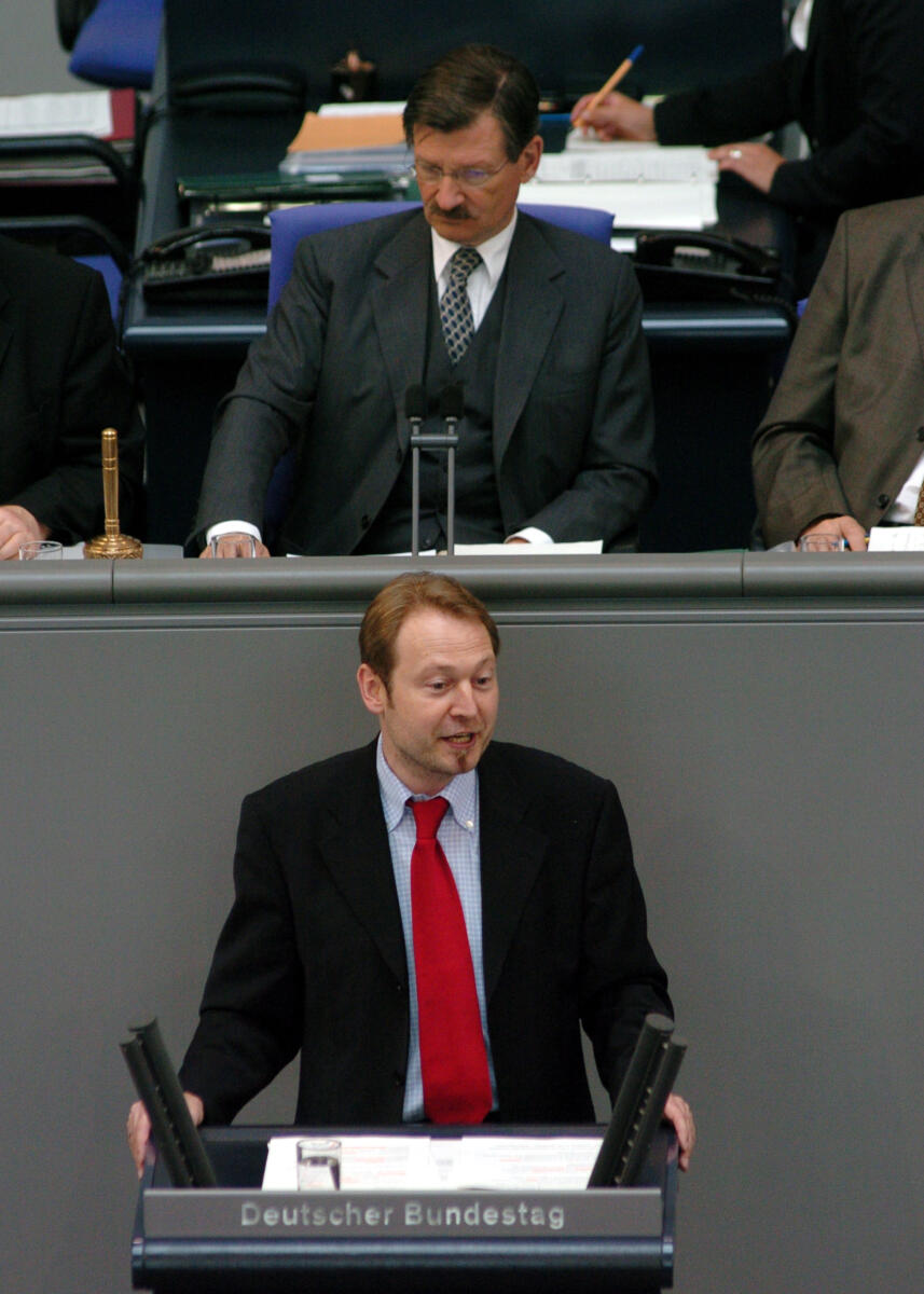 Dr. Frank Schmidt, MdB, SPD, Rede, Deutscher Bundestag, 40. Sitzung, Epl 17, Thema: Haushaltsgesetz 2006, Familie, Senioren, Frauen und Jugend. Vorsitz: Bundestagsvizepräsident Dr. Hermann Otto Solms, FDP.; Rednerpult. Schmidt, Frank; Solms, Hermann Otto Dr. Frank Schmidt, MdB, SPD, Rede, Deutscher Bundestag, 40. Sitzung, Epl 17, Thema: Haushaltsgesetz 2006, Familie, Senioren, Frauen und Jugend. Vorsitz: Bundestagsvizepräsident Dr. Hermann Otto Solms, FDP.; Rednerpult.
