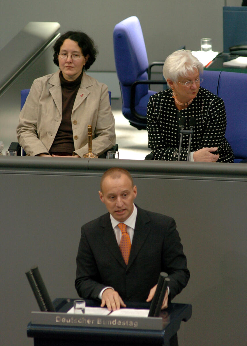 Hasselfeldt, Gerda Bundestagsvizepräsidentin Gerda Hasselfeldt, CDU/CSU, bei der 5. Bundestagssitzung; Schriftführerin r: Monika Lazar, Bündnis 90/Die Grünen; Redner:  Michael Kauch, FDP