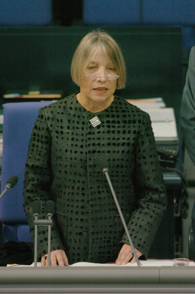 Vollmer, Antje Bundestagsvizepräsidentin Dr. Antje Vollmer, Bündnis90/Die Grünen, hält den Nachruf für Hans Büttner, MdB, SPD, während der 126. Plenarsitzung des Deutschen Bundestages am 23.09.2004, der am 18.09.2004 verstarb.