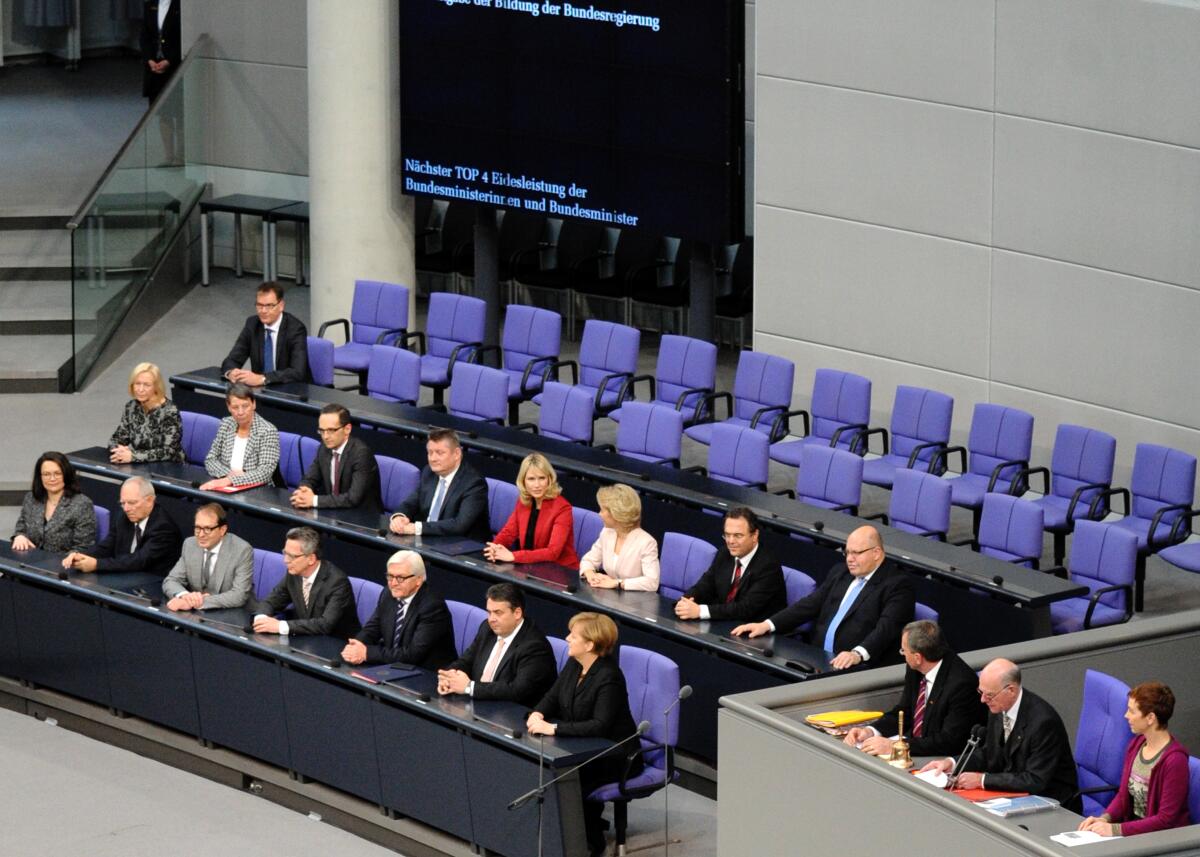 Steinmeier, Frank-Walter; Maizière, Thomas de; Dobrindt, Alexander; Schäuble, Wolfgang; Nahles, Andrea; Leyen, Ursula von der; Schwesig, Manuela; Gröhe, Hermann; Maas, Heiko; Hendricks, Barbara; Wanka, Johanna; Merkel, Angela; Gabriel, Sigmar; Altmaier, Peter; Friedrich, Hans-Peter; Lammert, Norbert Die neue Bundesregierung hat nach ihrer Bekanntgabe Platz auf der Regierungsbank im Plenarsaal des Deutschen Bundestages genommen. 1. Reihe von rechts: Bundeskanzlerin der Bundesrepublik Deutschalnd, Dr. Angela Merkel, CDU/CSU, Sigmar Gabriel, SPD, Bundeswirtschaftsminister und Vizekanzler, Dr. Frank-Walter Steinmeier, SPD, Bundesaussenminister, Dr. Thomas de Maizière, CDU/CSU, Bundesinnenminister, Alexander Dobrindt, CDU/CSU, Bundesverkehrsminister, Dr. Wolfgang Schäuble, CDU/CSU, Bundesfinanzminister, Andrea Nahles, SPD, Bundesarbeitsministerin, 2. Reihe von rechts: Peter Altmaier, CDU/CSU, Chef des Bundeskanzleramtes und Bundesminister für besondere Aufgaben, Dr. Hans-Peter Friedrich, CDU/CSU, Bundeslandwirtschaftsminister, Dr. Ursula von der Leyen, CDU/CSU, Bundesverteidigungsministerin, Manuela Schwesig, SPD, Bundesfamilienministerin, Hermann Gröhe, CDU/CSU, Bundesgesundheitsminister, Heiko Maas, SPD, Bundesjustizminister, Dr. Barbara Hendricks, SPD, Bundesumweltministerin, Prof. Dr. Johanna Wanka, CDU/CSU, Bundesbildungs- und Forschungsministerin, 3. Reihe links: Dr. Gerd Müller, CDU/CSU, Bundesminister für wirtschaftliche Zusammenarbeit und Entwicklung. Vorsitz: Bundestagspräsident Prof. Dr. Norbert Lammert, CDU/CSU.; Übersicht.