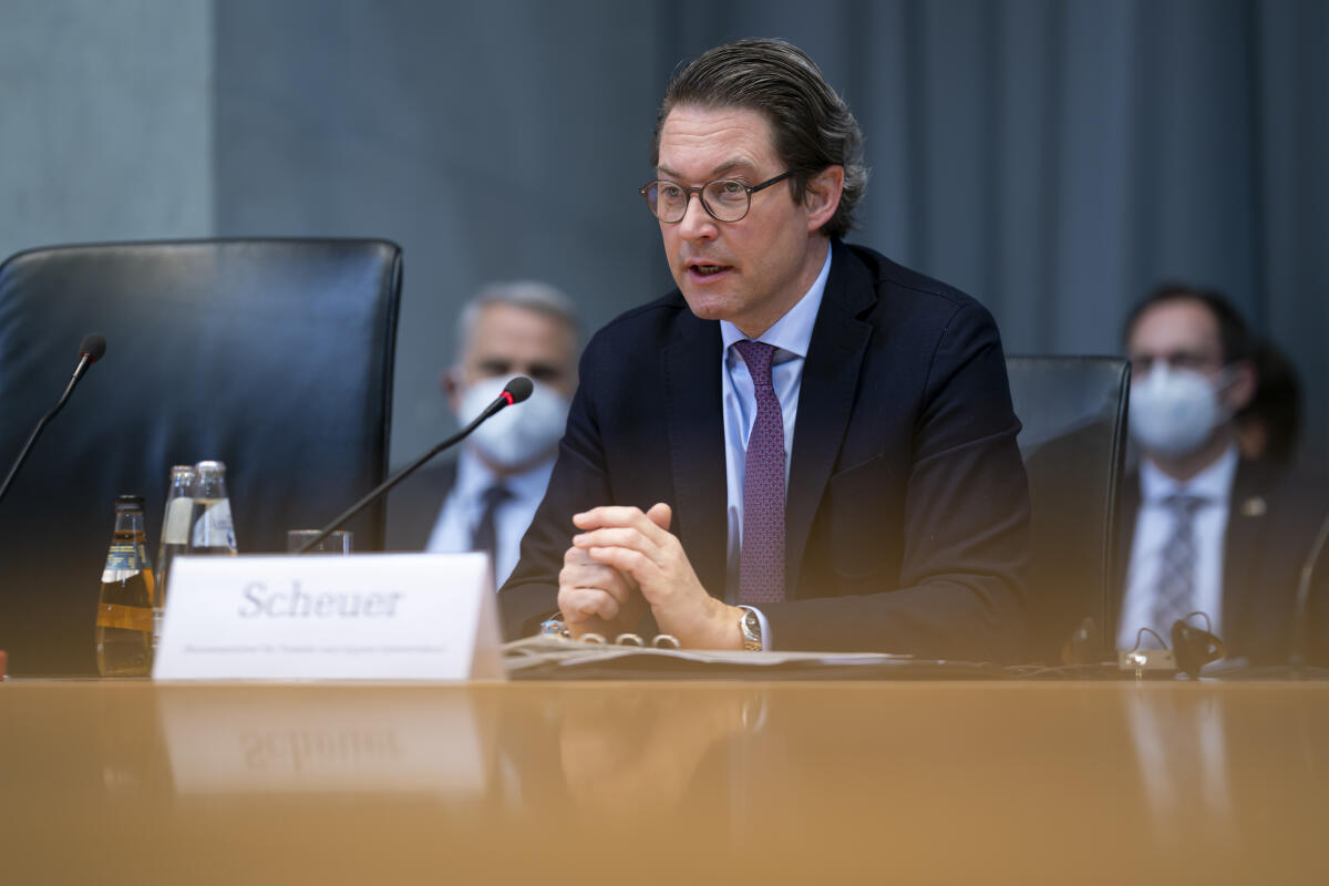 Bundesminister für Verkehr und digitale Infrastruktur, Andreas Scheuer, CDU/CSU, MdB, bei der 5. Sitzung der Deutsch-Französischen Parlamentarischen Versammlung, die aufgrund der Corona-Pandemie als Videokonferenz stattfindet. Scheuer, Andreas Bundesminister für Verkehr und digitale Infrastruktur, Andreas Scheuer, CDU/CSU, MdB, bei der 5. Sitzung der Deutsch-Französischen Parlamentarischen Versammlung, die aufgrund der Corona-Pandemie als Videokonferenz stattfindet.