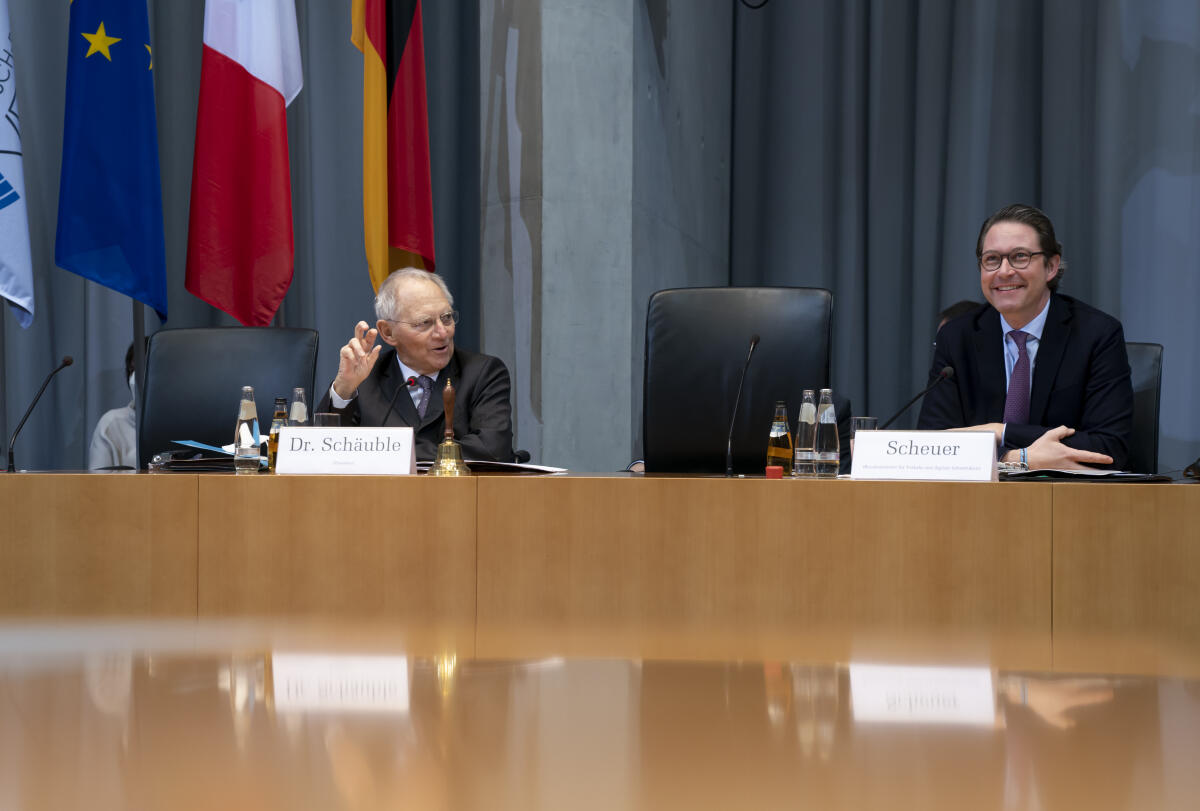 Bundestagspräsident Wolfgang Schäuble (l), CDU/CSU, MdB, und Bundesminister für Verkehr und digitale Infrastruktur, Andreas Scheuer (r), CDU/CSU, MdB, bei der 5. Sitzung der Deutsch-Französischen Parlamentarischen Versammlung, die aufgrund der Corona-Pandemie als Videokonferenz stattfindet. Schäuble, Wolfgang; Scheuer, Andreas Bundestagspräsident Wolfgang Schäuble (l), CDU/CSU, MdB, und Bundesminister für Verkehr und digitale Infrastruktur, Andreas Scheuer (r), CDU/CSU, MdB, bei der 5. Sitzung der Deutsch-Französischen Parlamentarischen Versammlung, die aufgrund der Corona-Pandemie als Videokonferenz stattfindet.