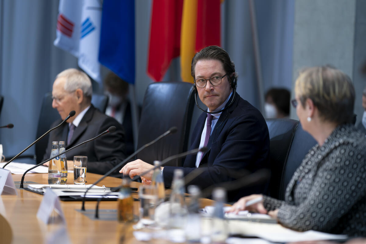 Bundestagspräsident Wolfgang Schäuble, CDU/CSU, MdB, und Bundesminister für Verkehr und digitale Infrastruktur, Andreas Scheuer (m), CDU/CSU, MdB, bei der 5. Sitzung der Deutsch-Französischen Parlamentarischen Versammlung, die aufgrund der Corona-Pandemie als Videokonferenz stattfindet. Scheuer, Andreas Bundestagspräsident Wolfgang Schäuble, CDU/CSU, MdB, und Bundesminister für Verkehr und digitale Infrastruktur, Andreas Scheuer (m), CDU/CSU, MdB, bei der 5. Sitzung der Deutsch-Französischen Parlamentarischen Versammlung, die aufgrund der Corona-Pandemie als Videokonferenz stattfindet.