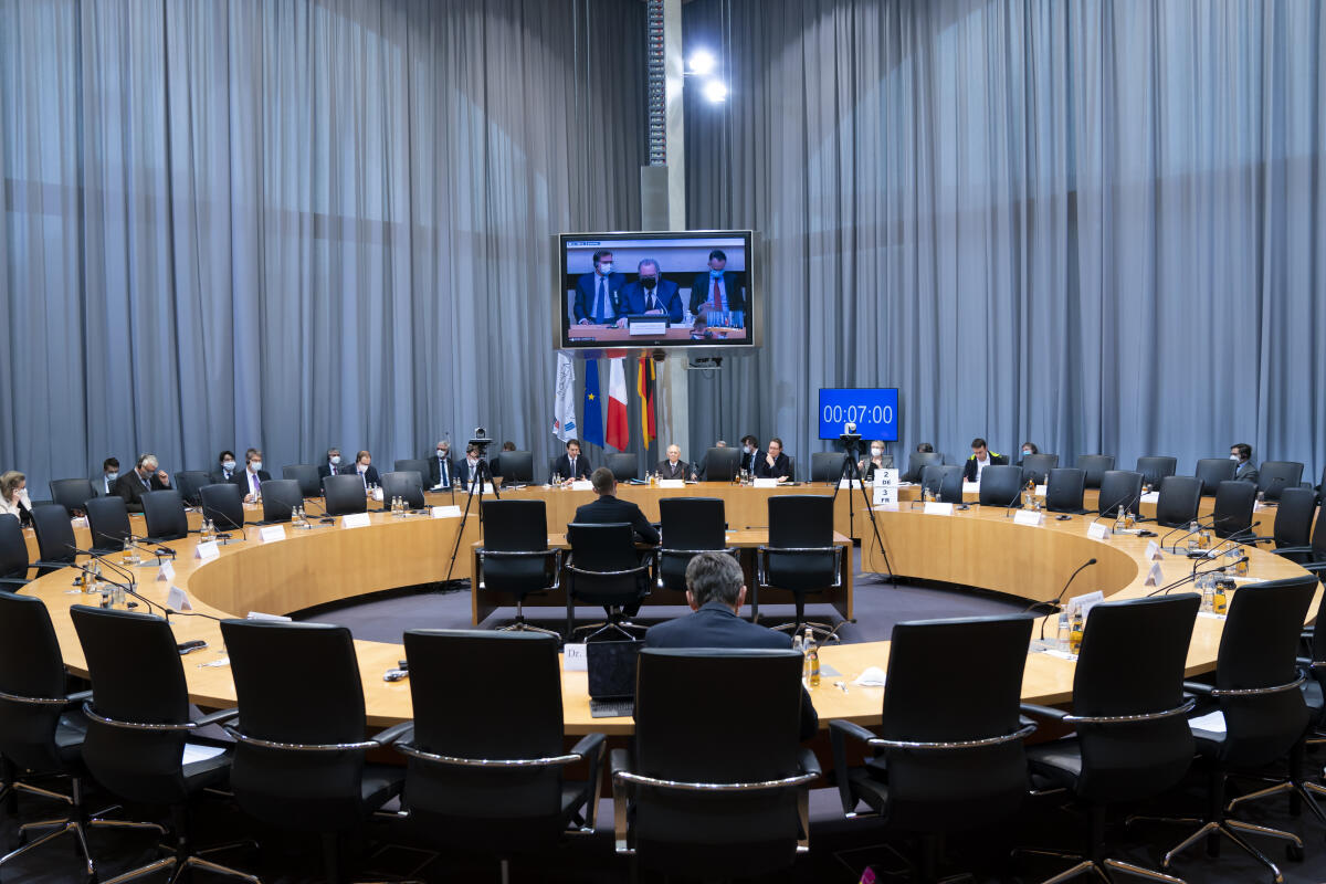 Bundestagspräsident Wolfgang Schäuble, CDU/CSU, MdB, und Bundesminister für Verkehr und digitale Infrastruktur, Andreas Scheuer, CDU/CSU, MdB, bei der 5. Sitzung der Deutsch-Französischen Parlamentarischen Versammlung, die aufgrund der Corona-Pandemie als Videokonferenz stattfindet.; Blick in den Sitzungssaal. Bundestagspräsident Wolfgang Schäuble, CDU/CSU, MdB, und Bundesminister für Verkehr und digitale Infrastruktur, Andreas Scheuer, CDU/CSU, MdB, bei der 5. Sitzung der Deutsch-Französischen Parlamentarischen Versammlung, die aufgrund der Corona-Pandemie als Videokonferenz stattfindet.; Blick in den Sitzungssaal.