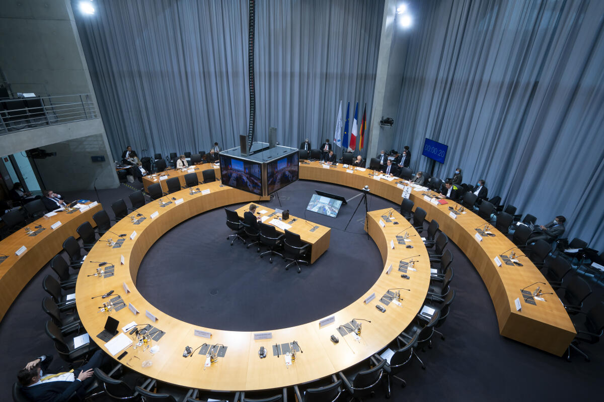 Bundestagspräsident Wolfgang Schäuble, CDU/CSU, MdB, und Bundesminister für Verkehr und digitale Infrastruktur, Andreas Scheuer, CDU/CSU, MdB, bei der 5. Sitzung der Deutsch-Französischen Parlamentarischen Versammlung, die aufgrund der Corona-Pandemie als Videokonferenz stattfindet.; Blick in den Sitzungssaal. Bundestagspräsident Wolfgang Schäuble, CDU/CSU, MdB, und Bundesminister für Verkehr und digitale Infrastruktur, Andreas Scheuer, CDU/CSU, MdB, bei der 5. Sitzung der Deutsch-Französischen Parlamentarischen Versammlung, die aufgrund der Corona-Pandemie als Videokonferenz stattfindet.; Blick in den Sitzungssaal.