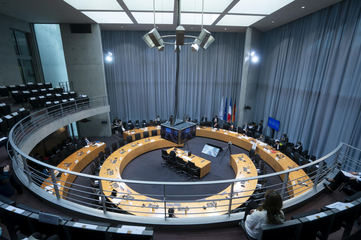 Bundestagspräsident Wolfgang Schäuble, CDU/CSU, MdB, und Bundesminister für Verkehr und digitale Infrastruktur, Andreas Scheuer, CDU/CSU, MdB, bei der 5. Sitzung der Deutsch-Französischen Parlamentarischen Versammlung, die aufgrund der Corona-Pandemie als Videokonferenz stattfindet.; Blick in den Sitzungssaal. Bundestagspräsident Wolfgang Schäuble, CDU/CSU, MdB, und Bundesminister für Verkehr und digitale Infrastruktur, Andreas Scheuer, CDU/CSU, MdB, bei der 5. Sitzung der Deutsch-Französischen Parlamentarischen Versammlung, die aufgrund der Corona-Pandemie als Videokonferenz stattfindet.; Blick in den Sitzungssaal.