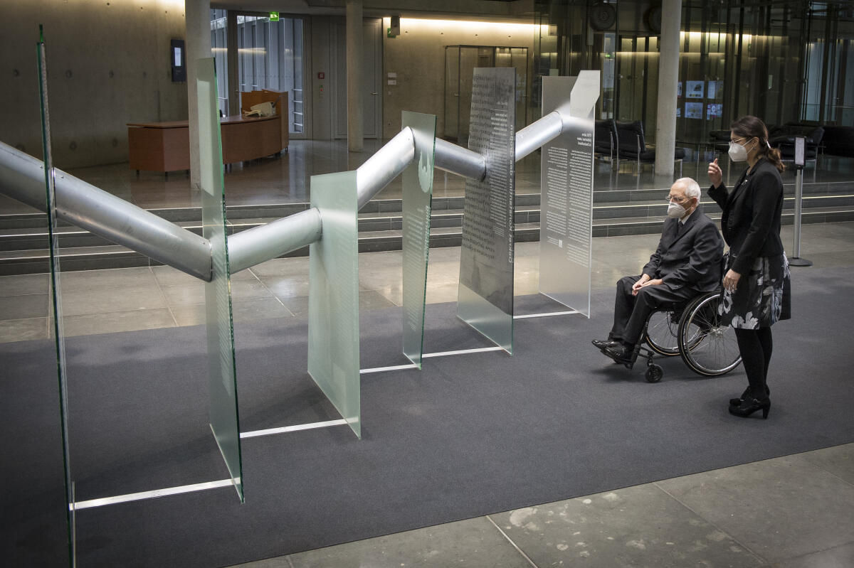 Bundestagspräsident Dr. Wolfgang Schäuble, CDU/CSU, MdB, beim virtuellen Auftakt der Ausstellung „Shared History“ über 1700 Jahre jüdisches Leben im deutschsprachigen Raum, die das Leo Baeck Institute New York | Berlin (LBI) im Auftrag des Deutschen Bundestages erarbeitet hat. Dr. Miriam Bistrovic, Berliner Repräsentantin des Instituts, führt ihn durch die Ausstellung.; ; Schäuble, Wolfgang Bundestagspräsident Dr. Wolfgang Schäuble, CDU/CSU, MdB, beim virtuellen Auftakt der Ausstellung „Shared History“ über 1700 Jahre jüdisches Leben im deutschsprachigen Raum, die das Leo Baeck Institute New York | Berlin (LBI) im Auftrag des Deutschen Bundestages erarbeitet hat. Dr. Miriam Bistrovic, Berliner Repräsentantin des Instituts, führt ihn durch die Ausstellung.; ;