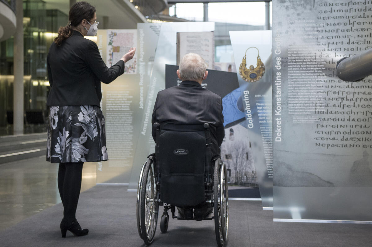 Bundestagspräsident Dr. Wolfgang Schäuble, CDU/CSU, MdB, beim virtuellen Auftakt der Ausstellung „Shared History“ über 1700 Jahre jüdisches Leben im deutschsprachigen Raum, die das Leo Baeck Institute New York | Berlin (LBI) im Auftrag des Deutschen Bundestages erarbeitet hat. Dr. Miriam Bistrovic, Berliner Repräsentantin des Instituts, führt ihn durch die Ausstellung.; ; Schäuble, Wolfgang Bundestagspräsident Dr. Wolfgang Schäuble, CDU/CSU, MdB, beim virtuellen Auftakt der Ausstellung „Shared History“ über 1700 Jahre jüdisches Leben im deutschsprachigen Raum, die das Leo Baeck Institute New York | Berlin (LBI) im Auftrag des Deutschen Bundestages erarbeitet hat. Dr. Miriam Bistrovic, Berliner Repräsentantin des Instituts, führt ihn durch die Ausstellung.; ;