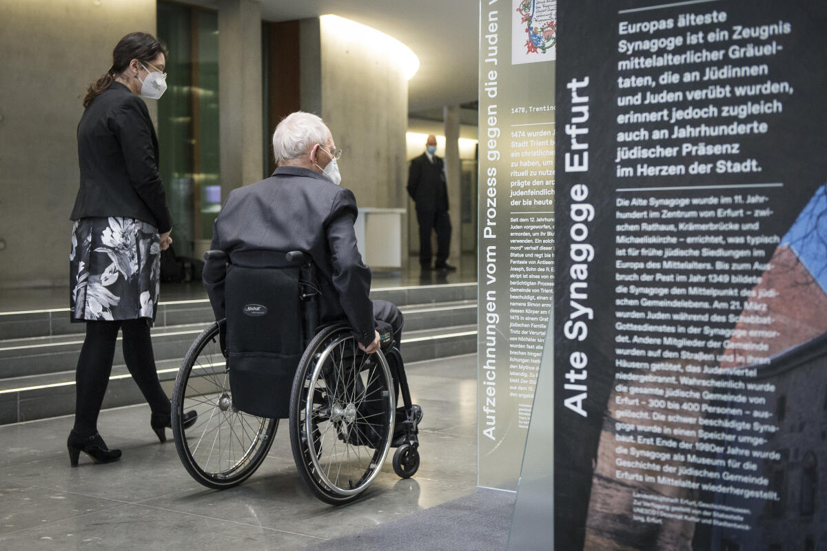 Bundestagspräsident Dr. Wolfgang Schäuble, CDU/CSU, MdB, beim virtuellen Auftakt der Ausstellung „Shared History“ über 1700 Jahre jüdisches Leben im deutschsprachigen Raum, die das Leo Baeck Institute New York | Berlin (LBI) im Auftrag des Deutschen Bundestages erarbeitet hat. Dr. Miriam Bistrovic, Berliner Repräsentantin des Instituts, führt ihn durch die Ausstellung.; ; Schäuble, Wolfgang Bundestagspräsident Dr. Wolfgang Schäuble, CDU/CSU, MdB, beim virtuellen Auftakt der Ausstellung „Shared History“ über 1700 Jahre jüdisches Leben im deutschsprachigen Raum, die das Leo Baeck Institute New York | Berlin (LBI) im Auftrag des Deutschen Bundestages erarbeitet hat. Dr. Miriam Bistrovic, Berliner Repräsentantin des Instituts, führt ihn durch die Ausstellung.; ;
