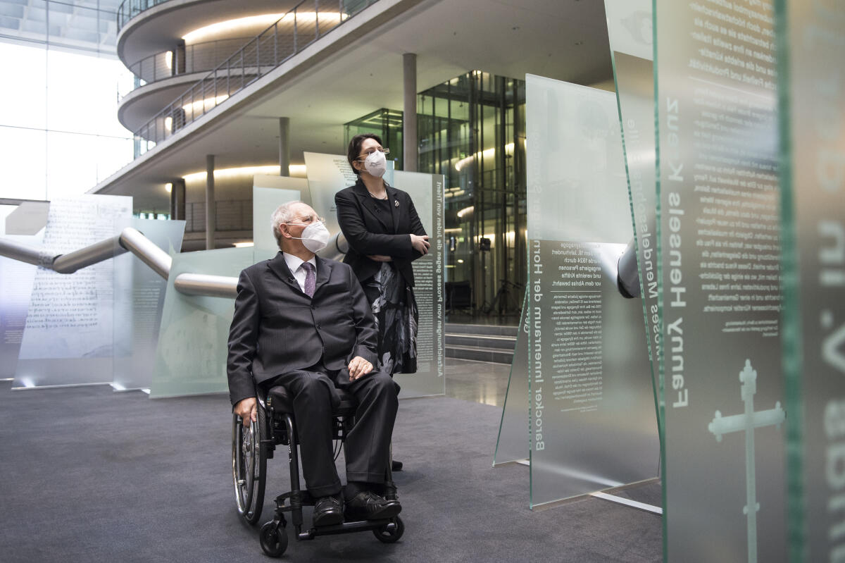 Bundestagspräsident Dr. Wolfgang Schäuble, CDU/CSU, MdB, beim virtuellen Auftakt der Ausstellung „Shared History“ über 1700 Jahre jüdisches Leben im deutschsprachigen Raum, die das Leo Baeck Institute New York | Berlin (LBI) im Auftrag des Deutschen Bundestages erarbeitet hat. Dr. Miriam Bistrovic, Berliner Repräsentantin des Instituts, führt ihn durch die Ausstellung.; ; Schäuble, Wolfgang Bundestagspräsident Dr. Wolfgang Schäuble, CDU/CSU, MdB, beim virtuellen Auftakt der Ausstellung „Shared History“ über 1700 Jahre jüdisches Leben im deutschsprachigen Raum, die das Leo Baeck Institute New York | Berlin (LBI) im Auftrag des Deutschen Bundestages erarbeitet hat. Dr. Miriam Bistrovic, Berliner Repräsentantin des Instituts, führt ihn durch die Ausstellung.; ;