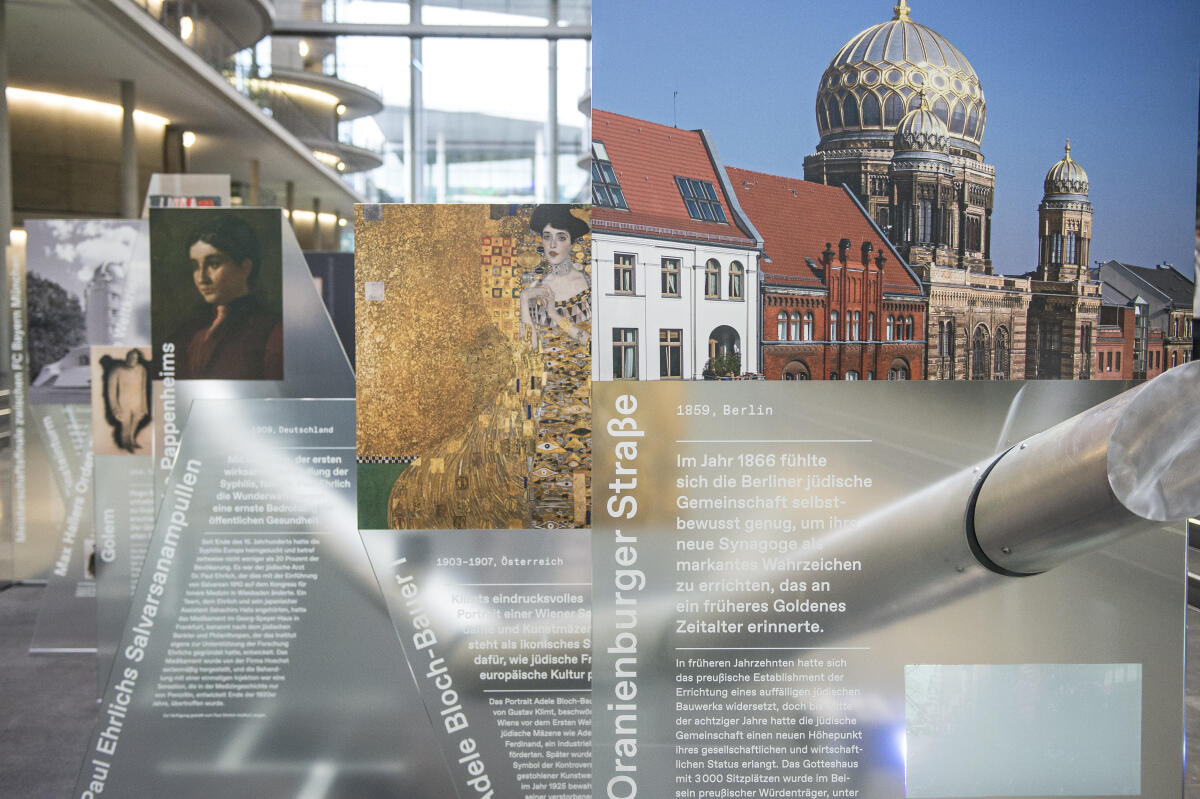 Die Ausstellung „Shared History“ über 1700 Jahre jüdisches Leben im deutschsprachigen Raum, die das Leo Baeck Institute New York | Berlin (LBI) im Auftrag des Deutschen Bundestages erarbeitet hat. Die Ausstellung „Shared History“ über 1700 Jahre jüdisches Leben im deutschsprachigen Raum, die das Leo Baeck Institute New York | Berlin (LBI) im Auftrag des Deutschen Bundestages erarbeitet hat.