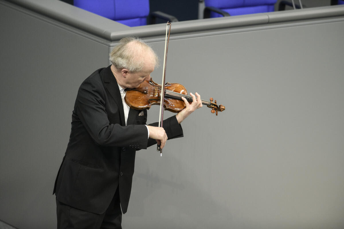  Der Bundestag gedenkt der Opfer des Nationalsozialismus in seiner jährlichen Gedenkstunde im Plenarsaal des Reichstagsgebäudes.; Kolja Lessing spielt Joseph Joachim (1831–1907) Kadenz zum 1. Satz des Violinkonzerts D-Dur op. 77 von Johannes Brahms.; 