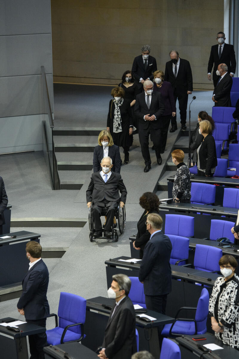 Der Bundestag gedenkt der Opfer des Nationalsozialismus in seiner jährlichen Gedenkstunde im Plenarsaal des Reichstagsgebäudes.; Einzug der Verfassungsorgane und Gastrednerinnen in den Plenarsaal. Allen voran der Bundestagspräsident Dr. Wolfgang Schäuble, CDU/CSU, MdB, mit der Saaldienerin Frau Rubbel.; ; Der Bundestag gedenkt der Opfer des Nationalsozialismus in seiner jährlichen Gedenkstunde im Plenarsaal des Reichstagsgebäudes.; Einzug der Verfassungsorgane und Gastrednerinnen in den Plenarsaal. Allen voran der Bundestagspräsident Dr. Wolfgang Schäuble, CDU/CSU, MdB, mit der Saaldienerin Frau Rubbel.; ;