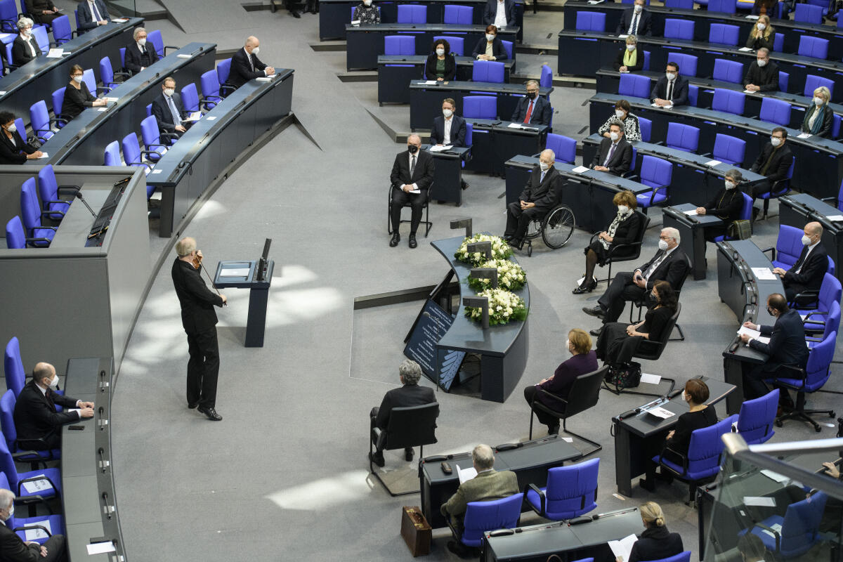  Der Bundestag gedenkt der Opfer des Nationalsozialismus in seiner jährlichen Gedenkstunde im Plenarsaal des Reichstagsgebäudes.; Kolja Lessing spielt Joseph Joachim (1831–1907) Kadenz zum 1. Satz des Violinkonzerts D-Dur op. 77 von Johannes Brahms.; Im inneren Halbkreis, von unten links: Prof. Dr. Stephan Harbarth, Präsident des Bundesverfassungsgerichts, Dr. Angela Merkel, CDU/CSU, MdB, Bundeskanzlerin, Marina Weisband, Frank-Walter Steinmeier, Bundespräsident, Dr. h.c. Charlotte Knobloch, Präsidentin der Israelitischen Kultusgemeinde München und Oberbayern, Dr. Wolfgang Schäuble, CDU/CSU, MdB, Präsident des Deutschen Bundestages, Dr. Reiner Haseloff, Ministerpräsident von Sachsen-Anhalt.