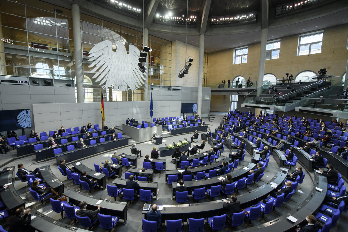 Der Bundestag gedenkt der Opfer des Nationalsozialismus in seiner jährlichen Gedenkstunde im Plenarsaal des Reichstagsgebäudes.; Dr. Wolfgang Schäuble, CDU/CSU, MdB, Präsident des Deutschen Bundestages, hält die Begrüßungsansprache zum Tag des Gedenkens an die Opfer des Nationalsozialismus.; Blick in den Plenarsaal. Der Bundestag gedenkt der Opfer des Nationalsozialismus in seiner jährlichen Gedenkstunde im Plenarsaal des Reichstagsgebäudes.; Dr. Wolfgang Schäuble, CDU/CSU, MdB, Präsident des Deutschen Bundestages, hält die Begrüßungsansprache zum Tag des Gedenkens an die Opfer des Nationalsozialismus.; Blick in den Plenarsaal.