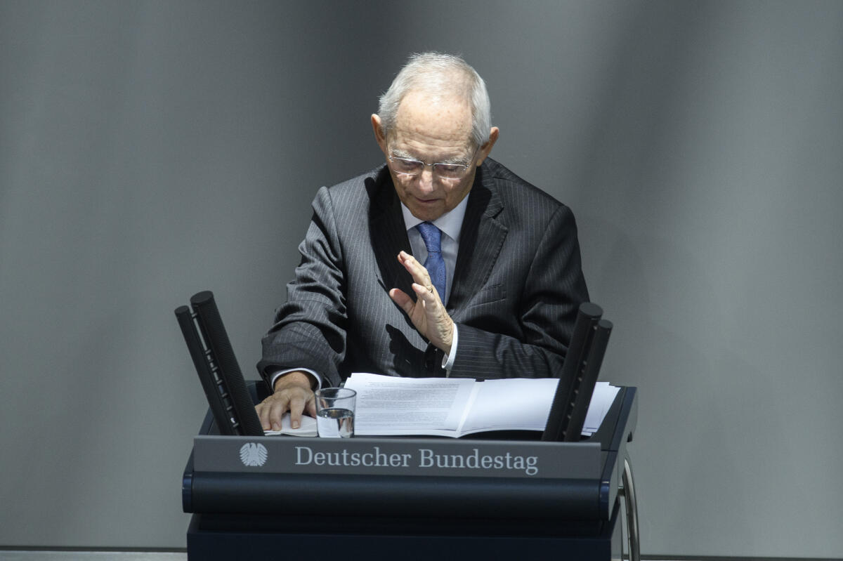 Der Bundestag gedenkt der Opfer des Nationalsozialismus in seiner jährlichen Gedenkstunde im Plenarsaal des Reichstagsgebäudes.; Dr. Wolfgang Schäuble, CDU/CSU, MdB, Präsident des Deutschen Bundestages, hält die Begrüßungsansprache zum Tag des Gedenkens an die Opfer des Nationalsozialismus. Schäuble, Wolfgang Der Bundestag gedenkt der Opfer des Nationalsozialismus in seiner jährlichen Gedenkstunde im Plenarsaal des Reichstagsgebäudes.; Dr. Wolfgang Schäuble, CDU/CSU, MdB, Präsident des Deutschen Bundestages, hält die Begrüßungsansprache zum Tag des Gedenkens an die Opfer des Nationalsozialismus.