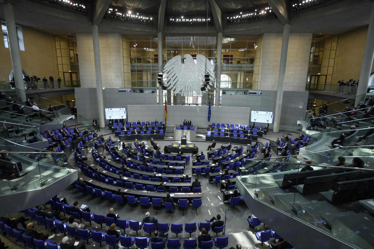 Der Bundestag gedenkt der Opfer des Nationalsozialismus in seiner jährlichen Gedenkstunde im Plenarsaal des Reichstagsgebäudes.; Dr. Wolfgang Schäuble, CDU/CSU, MdB, Präsident des Deutschen Bundestages, hält die Begrüßungsansprache zum Tag des Gedenkens an die Opfer des Nationalsozialismus.; Blick in den Plenarsaal. Der Bundestag gedenkt der Opfer des Nationalsozialismus in seiner jährlichen Gedenkstunde im Plenarsaal des Reichstagsgebäudes.; Dr. Wolfgang Schäuble, CDU/CSU, MdB, Präsident des Deutschen Bundestages, hält die Begrüßungsansprache zum Tag des Gedenkens an die Opfer des Nationalsozialismus.; Blick in den Plenarsaal.