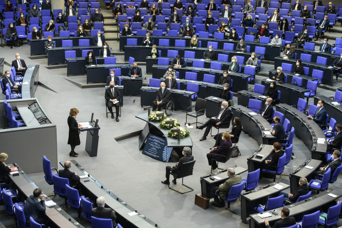 Der Bundestag gedenkt der Opfer des Nationalsozialismus in seiner jährlichen Gedenkstunde im Plenarsaal des Reichstagsgebäudes.; Dr. h.c. Charlotte Knobloch, Präsidentin der Israelitischen Kultusgemeinde München und Oberbayern, hält die Gedenkrede.; Blick in den Plenarsaal.; Im inneren Halbkreis, von unten links: Prof. Dr. Stephan Harbarth, Präsident des Bundesverfassungsgerichts, Dr. Angela Merkel, CDU/CSU, MdB, Bundeskanzlerin, Marina Weisband, Frank-Walter Steinmeier, Bundespräsident, Dr. Wolfgang Schäuble, CDU/CSU, MdB, Präsident des Deutschen Bundestages, Dr. Reiner Haseloff, Ministerpräsident von Sachsen-Anhalt. Der Bundestag gedenkt der Opfer des Nationalsozialismus in seiner jährlichen Gedenkstunde im Plenarsaal des Reichstagsgebäudes.; Dr. h.c. Charlotte Knobloch, Präsidentin der Israelitischen Kultusgemeinde München und Oberbayern, hält die Gedenkrede.; Blick in den Plenarsaal.; Im inneren Halbkreis, von unten links: Prof. Dr. Stephan Harbarth, Präsident des Bundesverfassungsgerichts, Dr. Angela Merkel, CDU/CSU, MdB, Bundeskanzlerin, Marina Weisband, Frank-Walter Steinmeier, Bundespräsident, Dr. Wolfgang Schäuble, CDU/CSU, MdB, Präsident des Deutschen Bundestages, Dr. Reiner Haseloff, Ministerpräsident von Sachsen-Anhalt.