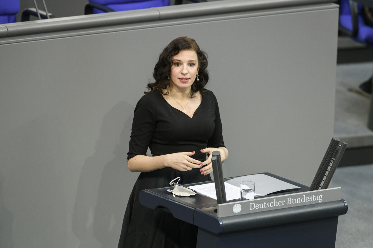 Der Bundestag gedenkt der Opfer des Nationalsozialismus in seiner jährlichen Gedenkstunde im Plenarsaal des Reichstagsgebäudes.; Marina Weisband bei ihrer Gedenkrede. Weisband, Marina Der Bundestag gedenkt der Opfer des Nationalsozialismus in seiner jährlichen Gedenkstunde im Plenarsaal des Reichstagsgebäudes.; Marina Weisband bei ihrer Gedenkrede.
