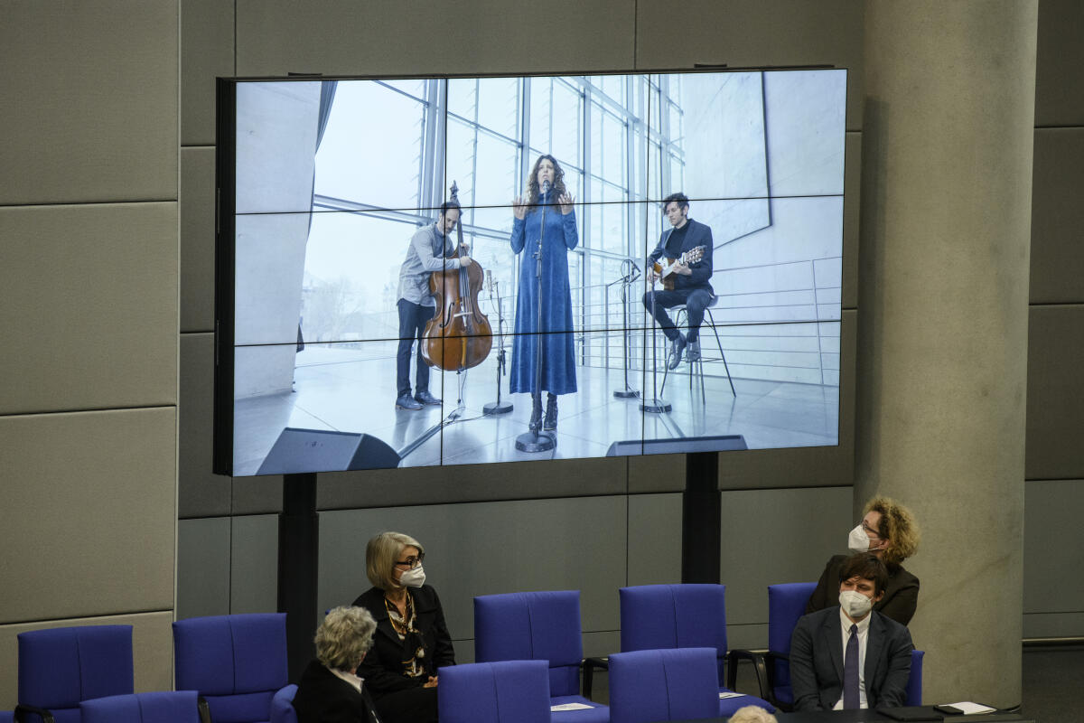 Der Bundestag gedenkt der Opfer des Nationalsozialismus in seiner jährlichen Gedenkstunde im Plenarsaal des Reichstagsgebäudes.; Musikalische Darbietung: Übertragung des Musikstücks „Far away“, gesungen von Yael Nachshon Levin mit Haggai Cohen Milo (Bass) und Tomer Moked (Gitarre). Der Bundestag gedenkt der Opfer des Nationalsozialismus in seiner jährlichen Gedenkstunde im Plenarsaal des Reichstagsgebäudes.; Musikalische Darbietung: Übertragung des Musikstücks „Far away“, gesungen von Yael Nachshon Levin mit Haggai Cohen Milo (Bass) und Tomer Moked (Gitarre).