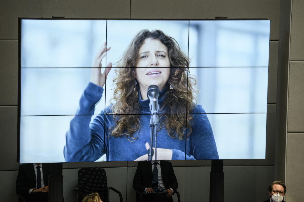 Der Bundestag gedenkt der Opfer des Nationalsozialismus in seiner jährlichen Gedenkstunde im Plenarsaal des Reichstagsgebäudes.; Musikalische Darbietung: Übertragung des Musikstücks „Far away“, gesungen von Yael Nachshon Levin. Der Bundestag gedenkt der Opfer des Nationalsozialismus in seiner jährlichen Gedenkstunde im Plenarsaal des Reichstagsgebäudes.; Musikalische Darbietung: Übertragung des Musikstücks „Far away“, gesungen von Yael Nachshon Levin.
