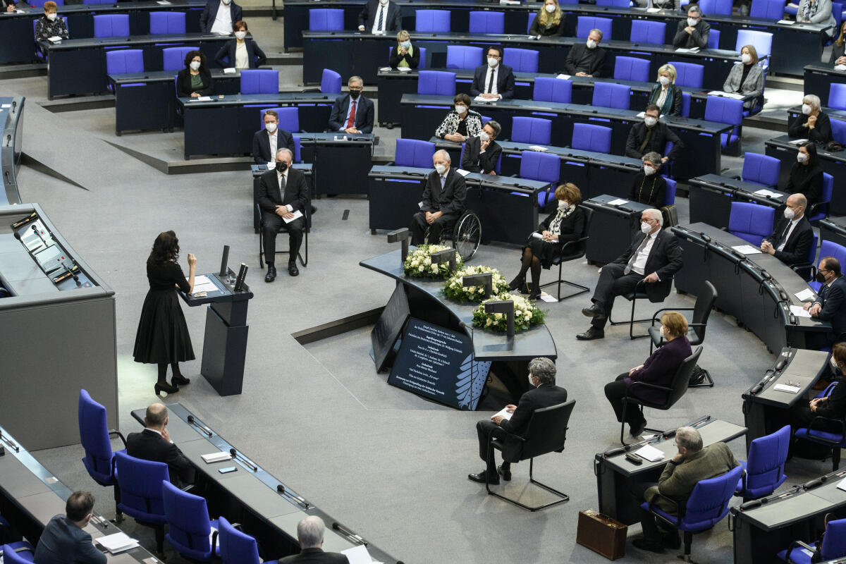 Der Bundestag gedenkt der Opfer des Nationalsozialismus in seiner jährlichen Gedenkstunde im Plenarsaal des Reichstagsgebäudes.; Marina Weisband hält die Gedenkrede, im inneren Halbkreis, von unten links: Prof. Dr. Stephan Harbarth, Präsident des Bundesverfassungsgerichts, Dr. Angela Merkel, CDU/CSU, MdB, Bundeskanzlerin, Frank-Walter Steinmeier, Bundespräsident, Dr. h.c. Charlotte Knobloch, Präsidentin der Israelitischen Kultusgemeinde München und Oberbayern, Dr. Wolfgang Schäuble, CDU/CSU, MdB, Präsident des Deutschen Bundestages, Dr. Reiner Haseloff, Ministerpräsident von Sachsen-Anhalt. Der Bundestag gedenkt der Opfer des Nationalsozialismus in seiner jährlichen Gedenkstunde im Plenarsaal des Reichstagsgebäudes.; Marina Weisband hält die Gedenkrede, im inneren Halbkreis, von unten links: Prof. Dr. Stephan Harbarth, Präsident des Bundesverfassungsgerichts, Dr. Angela Merkel, CDU/CSU, MdB, Bundeskanzlerin, Frank-Walter Steinmeier, Bundespräsident, Dr. h.c. Charlotte Knobloch, Präsidentin der Israelitischen Kultusgemeinde München und Oberbayern, Dr. Wolfgang Schäuble, CDU/CSU, MdB, Präsident des Deutschen Bundestages, Dr. Reiner Haseloff, Ministerpräsident von Sachsen-Anhalt.