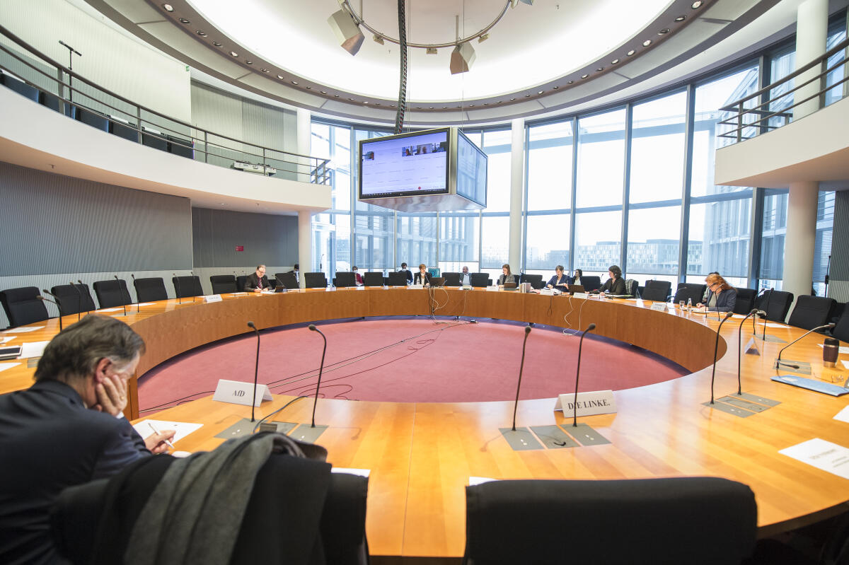 Bundesministerin der Verteidigung, Annegret Kramp-Karrenbauer, CDU, zu Gast in der Sitzung des Ausschusses für Menschenrechte und humanitäre Hilfe.; Blick in den Sitzungssaal. Bundesministerin der Verteidigung, Annegret Kramp-Karrenbauer, CDU, zu Gast in der Sitzung des Ausschusses für Menschenrechte und humanitäre Hilfe.; Blick in den Sitzungssaal.