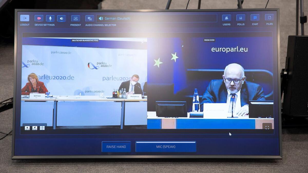 Die Ko-Vorsitzende des Gemeinsamen parlamentarischen Kontrollausschusses und Leiterin der Delegation des Deutschen Bundestages, Susanne Mittag, (h.li), und der Ko-Vorsitzende des Gemeinsamen parlamentarischen Kontrollausschusses, Leiter der Delegation des Bundesrates und Minister für Inneres und Sport des Landes Niedersachsen, Boris Pistorius, (h.mi), im Gespräch mit dem Europäischen Datenschutzbeauftragten, Wojciech Wiewiórowski, (v.re), während der Videokonferenz des Gemeinsamen Parlamentarischen Kontrollgremiums für Europol. Diese Konferenz fand, Corona bedingt, als Videokonferenz statt. Wiewiórowski, Wojciech; Pistorius, Boris; Mittag, Susanne Die Ko-Vorsitzende des Gemeinsamen parlamentarischen Kontrollausschusses und Leiterin der Delegation des Deutschen Bundestages, Susanne Mittag, (h.li), und der Ko-Vorsitzende des Gemeinsamen parlamentarischen Kontrollausschusses, Leiter der Delegation des Bundesrates und Minister für Inneres und Sport des Landes Niedersachsen, Boris Pistorius, (h.mi), im Gespräch mit dem Europäischen Datenschutzbeauftragten, Wojciech Wiewiórowski, (v.re), während der Videokonferenz des Gemeinsamen Parlamentarischen Kontrollgremiums für Europol. Diese Konferenz fand, Corona bedingt, als Videokonferenz statt.