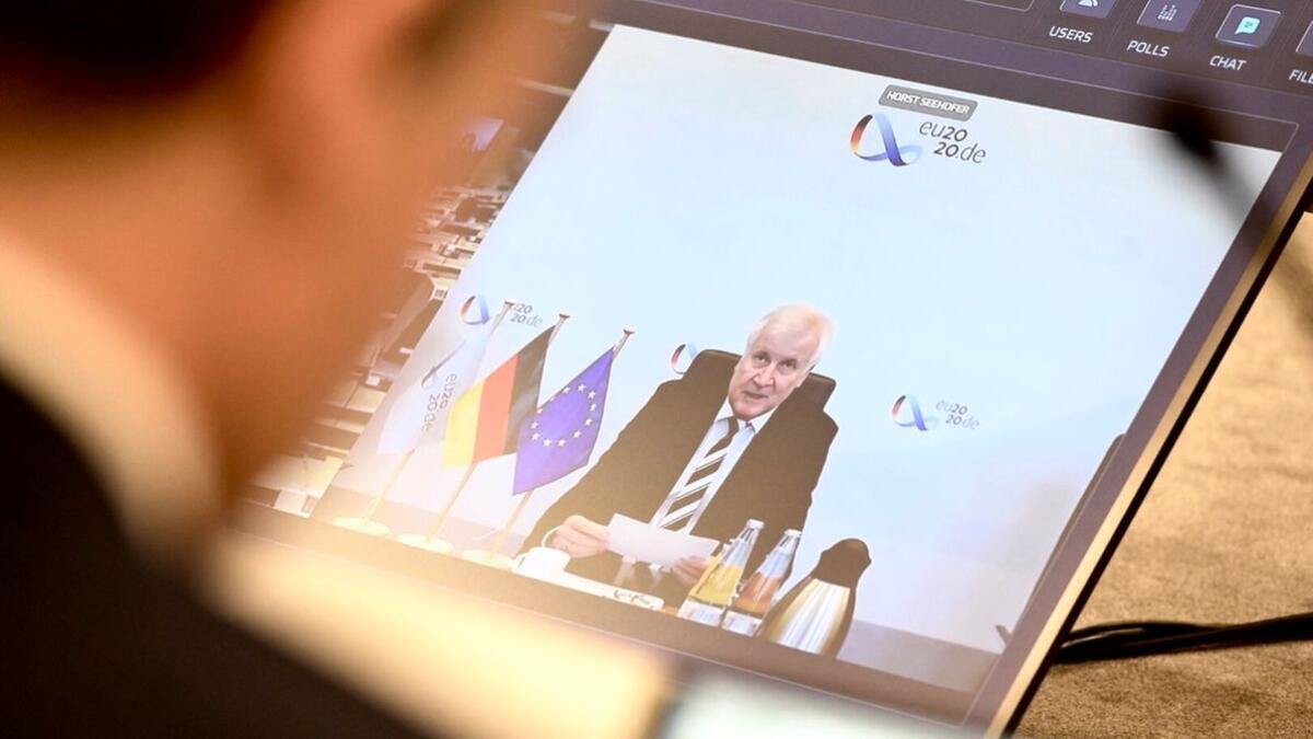 Horst Seehofer, CSU, Bundesminister des Innern, für Bau und Heimat, im Gespräch mit Kolleginnen und Kollegen während der Videokonferenz des Gemeinsamen Parlamentarischen Kontrollgremiums für Europol. Diese Konferenz fand, Corona bedingt, als Videokonferenz statt. Seehofer, Horst Horst Seehofer, CSU, Bundesminister des Innern, für Bau und Heimat, im Gespräch mit Kolleginnen und Kollegen während der Videokonferenz des Gemeinsamen Parlamentarischen Kontrollgremiums für Europol. Diese Konferenz fand, Corona bedingt, als Videokonferenz statt.