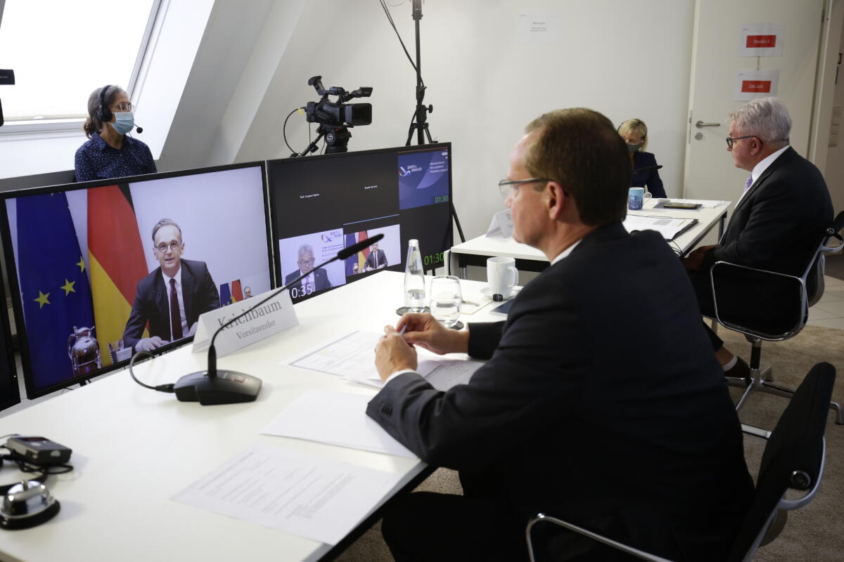 Maas, Heiko; Wolf, Guido; Krichbaum, Gunther Auf dem Splitscreen: Heiko Maas, Bundesminister des Auswärtigen, SPD, MdB, Gunther Krichbaum (li.), CDU/CSU, Vorsitzender des Ausschusses für die Angelegenheiten der Europäischen Union des Deutschen Bundestages, MdB und Guido Wolf, CDU, Vorsitzender des Ausschusses für Fragen der Europäischen Union des Bundesrates, im Gespraech während des COSAC Vorsitzendentreffens.; Dieses fand, coronabedingt, als Videokonferenz statt.