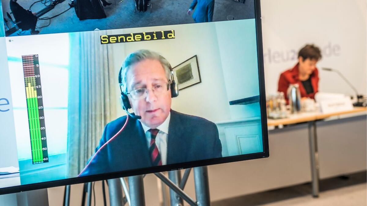 Kinnoull, Charles Charles Kinnoull, Delegationsleiter und Vorsitzender des Ausschusses für die Angelegenheiten der Europäischen Union des britischen Oberhauses, im Gespräch mit Kolleginnen und Kollegen während der virtuellen Kon­ferenz der Aus­schüsse für Unions­ange­legen­heiten der Parla­mente der Euro­päischen Union am 30.11. und 01.12.2020. Diese Konferenz fand, Corona bedingt, als Videokonferenz statt.