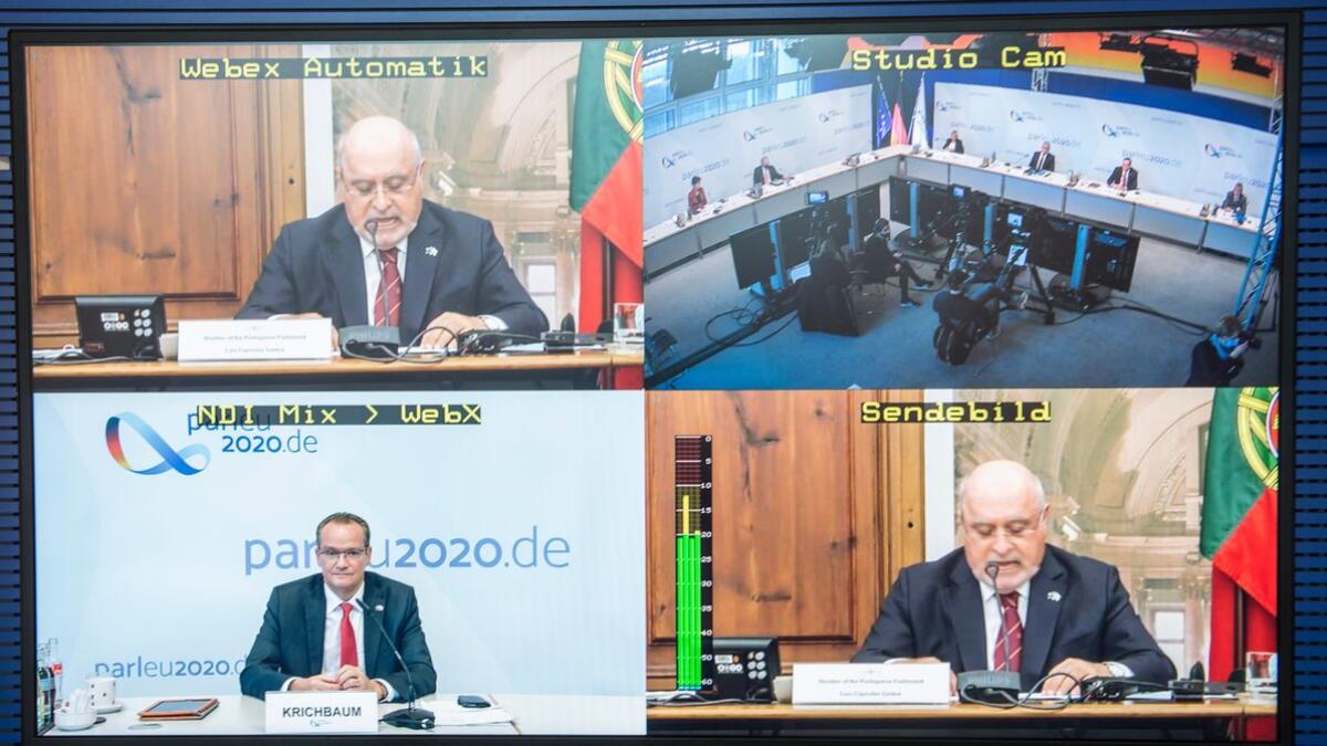 Capoulas Santos, Luís ; Krichbaum, Gunther Luís Capoulas Santos, (li.o. und re.u. im Splitcsreen), Vorsitzender des Ausschusses für europäische Angelegenheiten der Versammlung der Portugiesischen Republik, im Gespräch mit Gunther Krichbaum, (li.u.i. Splitscreen), MdB, CDU/CSU, Vorsitzender des Ausschusses für die Angelegenheiten der Europäischen Union des Deutschen Bundestages und weiteren Kolleginnen und Kollegen während der virtuellen Kon­ferenz der Aus­schüsse für Unions­ange­legen­heiten der Parla­mente der Euro­päischen Union am 30.11. und 01.12.2020. Diese Konferenz fand, Corona bedingt, als Videokonferenz statt.