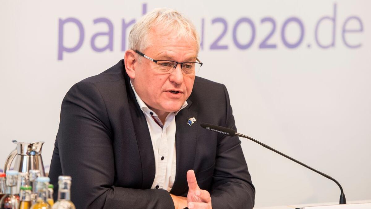Hacker, Thomas Thomas Hacker, MdB, FDP, Mitglied des Ausschusses für die Angelegenheiten der Europäischen Union des Deutschen Bundestages, im Gespräch mit Kolleginnen und Kollegen während der virtuellen Kon­ferenz der Aus­schüsse für Unions­ange­legen­heiten der Parla­mente der Euro­päischen Union am 30.11. und 01.12.2020. Diese Konferenz fand, Corona bedingt, als Videokonferenz statt.