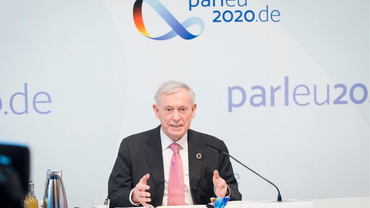 Prof. Dr. Horst Köhler, Bundespräsident a.D. der Bundesrepublik Deutschland, im Gespräch mit Kolleginnen und Kollegen während der virtuellen Konferenz der Ausschüsse für Unionsangelegenheiten der Parlamente der Europäischen Union am 30.11. und 01.12.2020. Diese Konferenz fand, Corona bedingt, als Videokonferenz statt. Köhler, Horst Prof. Dr. Horst Köhler, Bundespräsident a.D. der Bundesrepublik Deutschland, im Gespräch mit Kolleginnen und Kollegen während der virtuellen Konferenz der Ausschüsse für Unionsangelegenheiten der Parlamente der Europäischen Union am 30.11. und 01.12.2020. Diese Konferenz fand, Corona bedingt, als Videokonferenz statt.