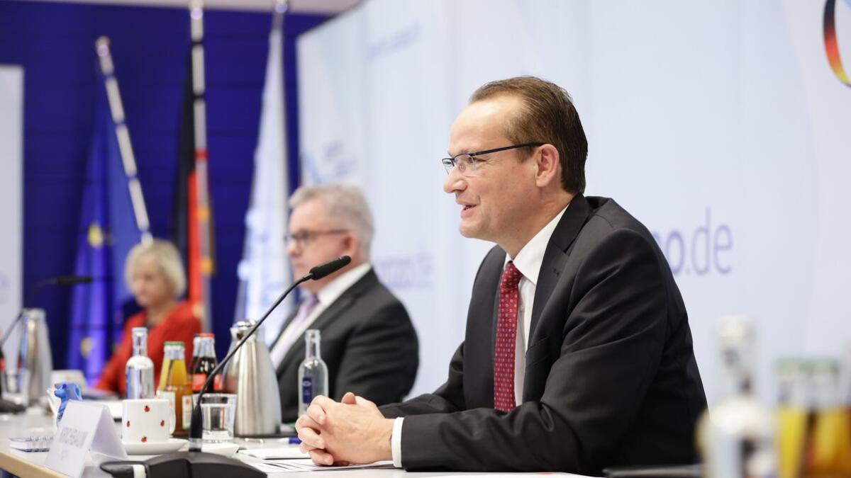 Gunther Krichbaum, MdB, CDU/CSU, Vorsitzender des Ausschusses für die Angelegenheiten der Europäischen Union des Deutschen Bundestages, im Gespräch mit Kolleginnen und Kollegen während der virtuellen Konferenz der Ausschüsse für Unionsangelegenheiten der Parlamente der Europäischen Union am 30.11. und 01.12.2020. Diese Konferenz fand, Corona bedingt, als Videokonferenz statt. Krichbaum, Gunther Gunther Krichbaum, MdB, CDU/CSU, Vorsitzender des Ausschusses für die Angelegenheiten der Europäischen Union des Deutschen Bundestages, im Gespräch mit Kolleginnen und Kollegen während der virtuellen Konferenz der Ausschüsse für Unionsangelegenheiten der Parlamente der Europäischen Union am 30.11. und 01.12.2020. Diese Konferenz fand, Corona bedingt, als Videokonferenz statt.