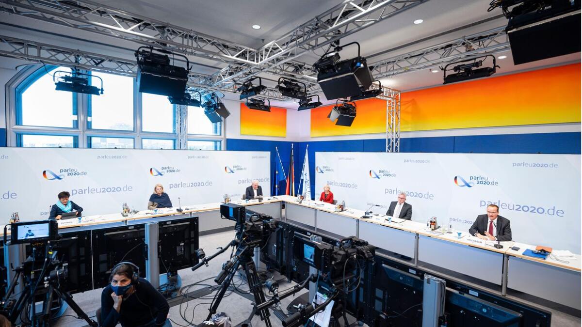  Teilnehmer und Teilnehmerinnen des Deutschen Bundestags und Bundesrates während der virtuellen Kon­ferenz der Aus­schüsse für Unions­ange­legen­heiten der Parla­mente der Euro­päischen Union am 30.11. und 01.12.2020. Diese Konferenz fand, Corona bedingt, als Videokonferenz statt.